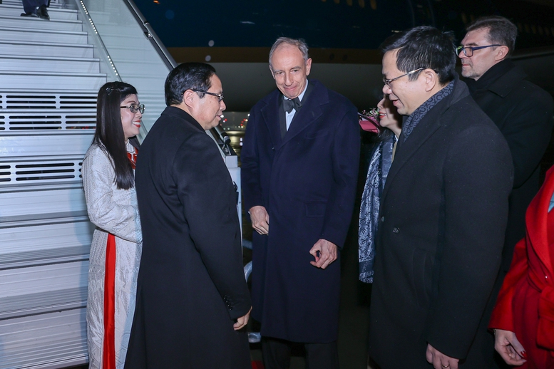  Thủ tướng Phạm Minh Chính cùng Phu nhân Lê Thị Bích Trân và Đoàn đại biểu Việt Nam tới sân bay Frédéric Chopin, thủ đô Warsaw, bắt đầu chuyến thăm chính thức Cộng hòa Ba Lan - Ảnh: VGP/Nhật Bắc