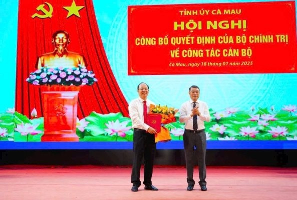  Ông Lê Minh Hưng, Trưởng ban Tổ chức Trung ương trao quyết định của Bộ Chính trị về việc chỉ định, điều động ông Nguyễn Hồ Hải làm Bí thư Tỉnh ủy Cà Mau