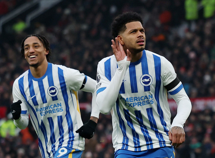  Niềm vui của các cầu thủ Brighton sau khi ghi bàn vào lưới Man United - Ảnh: REUTERS