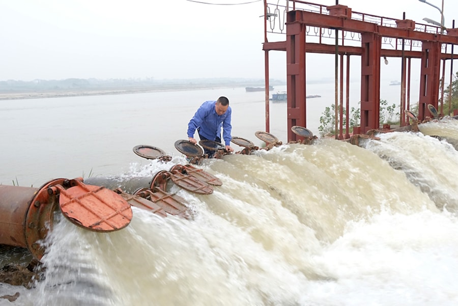  Các tổ chức thủy lợi thành phố Hà Nội tập trung cao độ chuẩn bị cho đợt điều tiết nước thứ hai, bắt đầu từ ngày 8 đến 14-2 nhằm bảo đảm đủ nước gieo cấy vụ xuân. Trong ảnh: Công nhân vận hành Trạm bơm dã chiến Phù Sa (thị xã Sơn Tây).