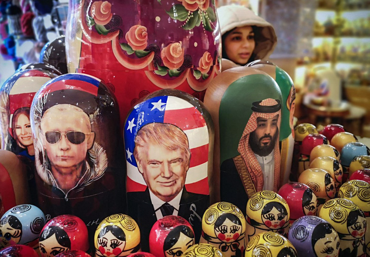  Búp bê gỗ truyền thống của Nga, búp bê Matryoshka và những quà tặng có hình Tổng thống Nga Vladimir Putin, Tổng thống Mỹ Donald Trump và Đệ nhất phu nhân Mỹ Melania Trump được bày bán tại một cửa hàng quà tặng trên phố du lịch Arbat ở trung tâm Matxcơva, Nga ngày 20-1 - Ảnh: AFP