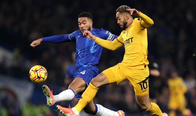  Reece James tranh bóng cùng Matheus Cunha (10, Wolves)