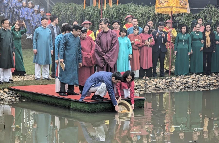  Nghi lễ thả cá chép vào ngày 23 tháng Chạp hằng năm tại Hoàng thành Thăng Long.