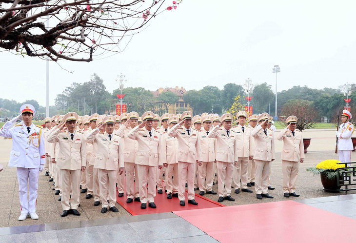  Đoàn đại biểu Đảng ủy Công an Trung ương và Bộ Công an vào Lăng viếng Chủ tịch Hồ Chí Minh - Ảnh: TTXVN