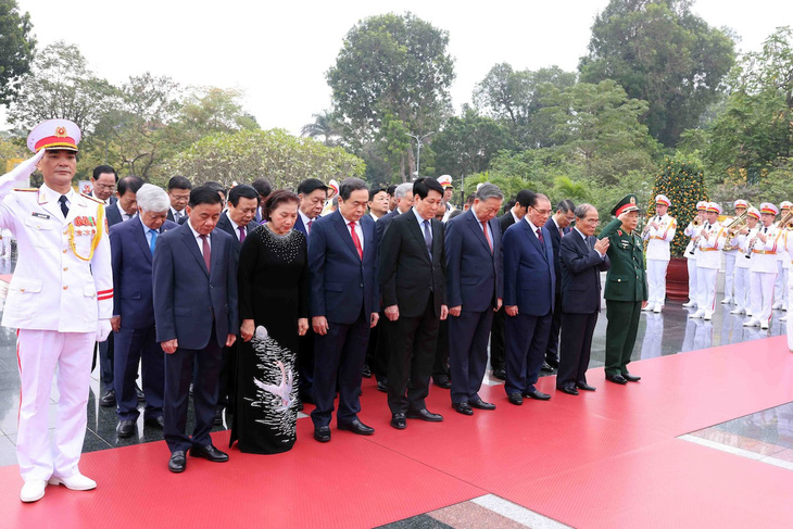  Đoàn đại biểu lãnh đạo Đảng và Nhà nhà nước đã đến đặt vòng hoa, dâng hương tưởng niệm các anh hùng liệt sĩ - Ảnh: TTXVN