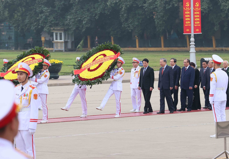  Đoàn đại biểu lãnh đạo Đảng và Nhà nhà nước bày tỏ lòng thành kính tưởng nhớ công lao to lớn của Chủ tịch Hồ Chí Minh - Ảnh: TTXVN