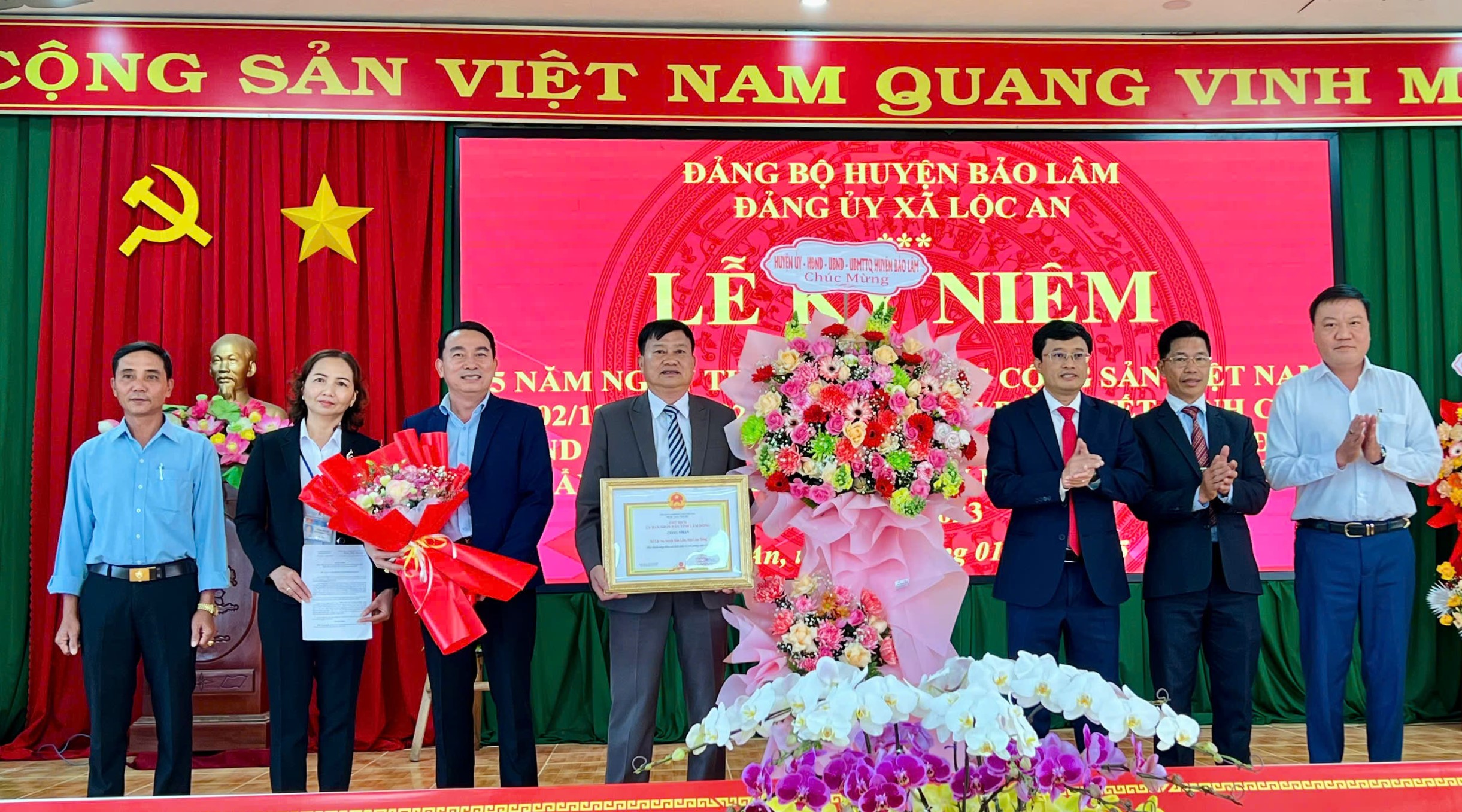  Lãnh đạo UBND huyện Bảo Lâm trao Bằng công nhận đạt chuẩn NTM Kiểu mẫu về môi trường cho xã Lộc An.