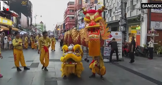  Múa lân, múa rồng trên đường phố Bangkok - Thái Lan. Ảnh: YouTube