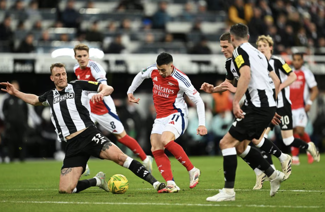  Gabriel Martinelli trong vòng vây các cầu thủ Newcastle