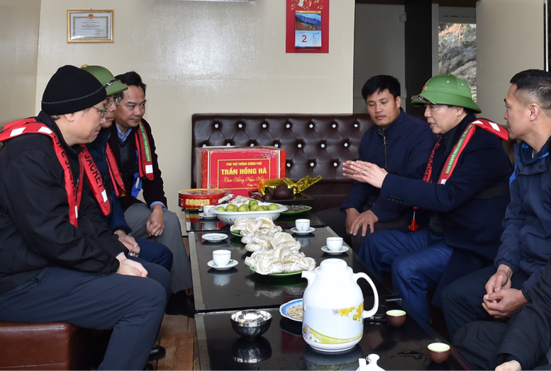 Phó Thủ tướng chia sẻ kinh nghiệm nuôi trồng thuỷ sản ứng dụng công nghệ cao của các địa phương khác với lãnh đạo tỉnh Quảng Ninh và HTX Làng chài Bái Tử Long - Ảnh: VGP/Hải Minh