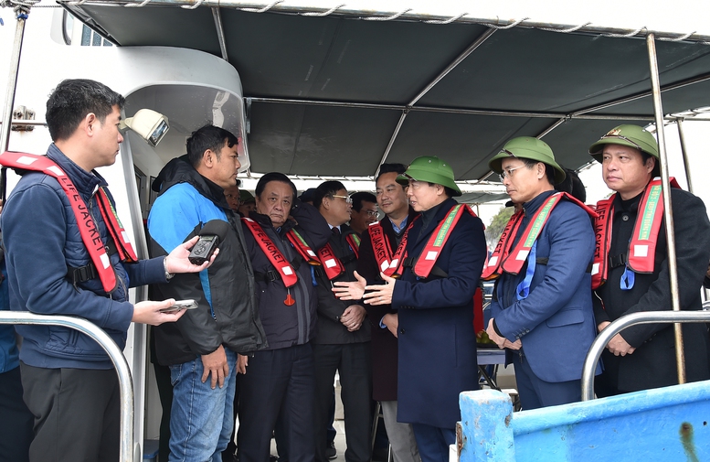 Phó Thủ tướng Trần Hồng Hà trao đổi với các thành viên của Hợp tác xã Thuỷ sản Trung Nam - Ảnh: VGP/Hải Minh