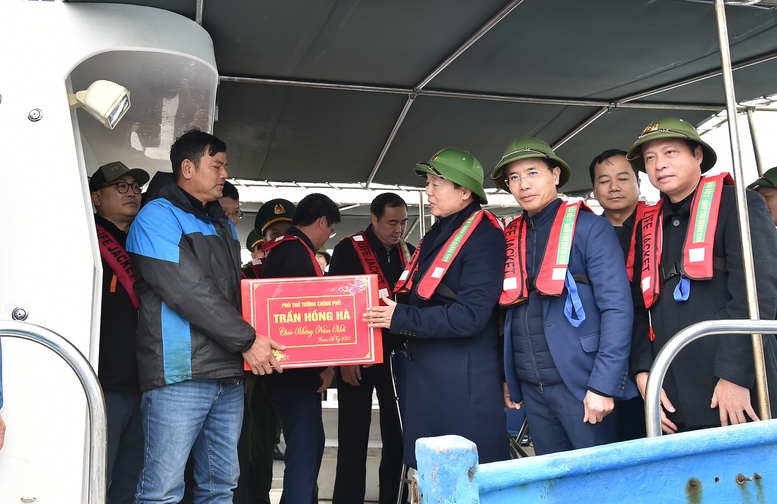 Phó Thủ tướng Trần Hồng Hà tặng quà Hợp tác xã Thuỷ sản Trung Nam - Ảnh: VGP/Hải Minh