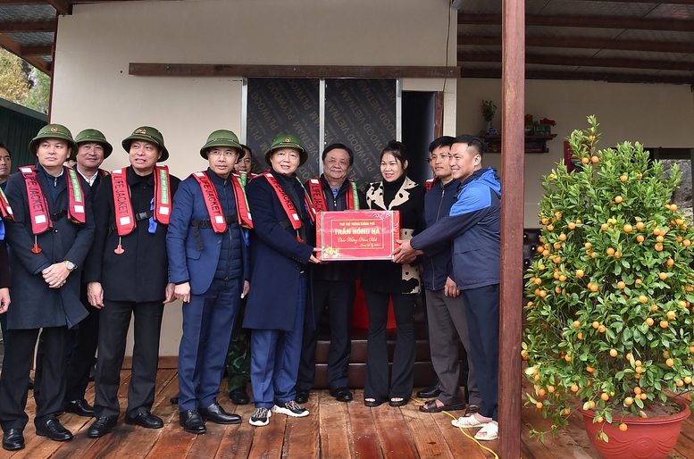 Phó Thủ tướng Trần Hồng Hà thăm, tặng quà Hợp tác xã Làng chài Bái Tử Long, huyện Vân Đồn, tỉnh Quảng Ninh - Ảnh: VGP/Hải Minh