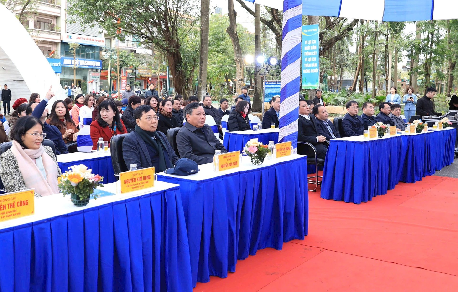  Phó Bí thư Thường trực Thành ủy Hà Nội Nguyễn Văn Phong dự lễ phát động Tết trồng cây tại quận Hai Bà Trưng. Ảnh: Quang Thái