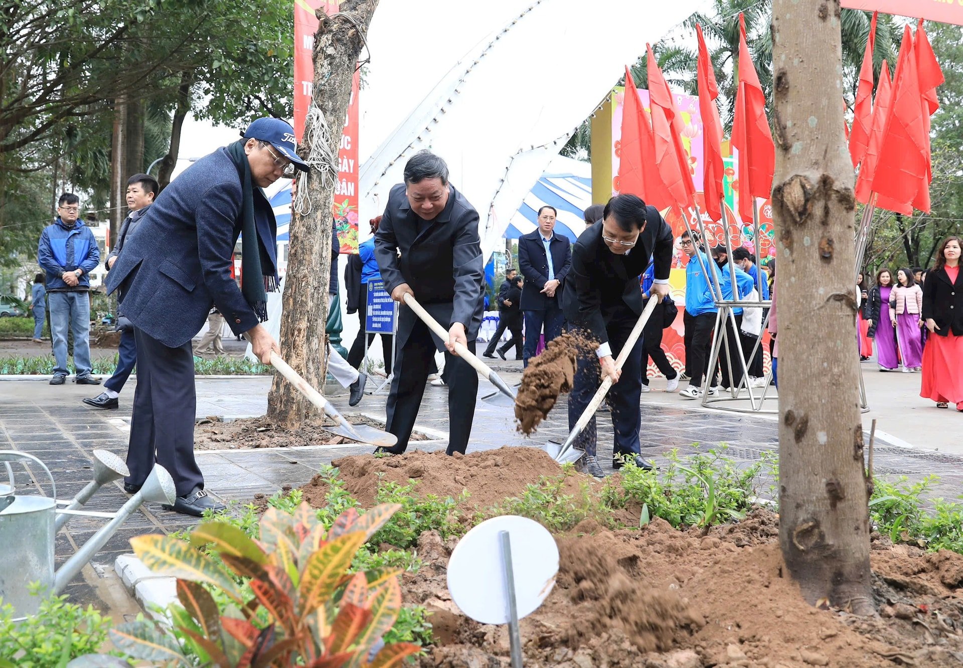  Phó Bí thư Thường trực Thành ủy Hà Nội Nguyễn Văn Phong trồng cây trên phố Võ Thị Sáu (quận Hai Bà Trưng). Ảnh: Quang Thái