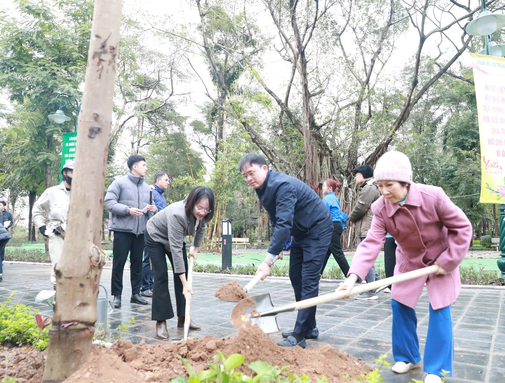  Các đại biểu tham gia trồng cây trên phố Võ Thị Sáu (quận Hai Bà Trưng). Ảnh: Quang Thái