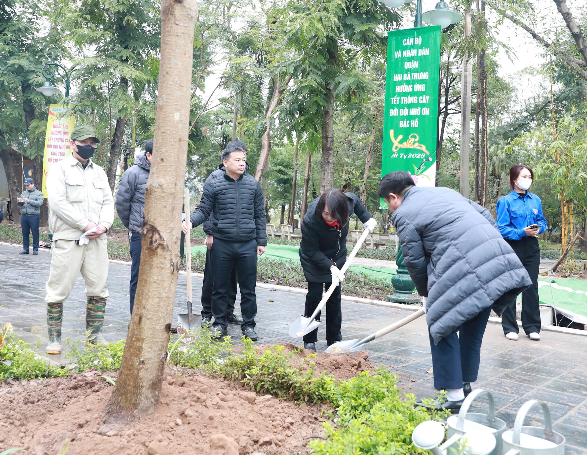  Ngay sau lễ phát động, Phó Bí thư Thường trực Thành ủy Hà Nội Nguyễn Văn Phong cùng lãnh đạo các đơn vị và quận Hai Bà Trưng trồng cây xanh tại hè phố Võ Thị Sáu, Cổng Công viên Tuổi trẻ Thủ Đô, phường Thanh Nhàn.