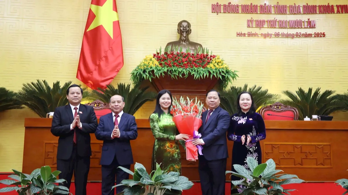  Lãnh đạo tỉnh Hoà Bình tặng hoa chúc mừng bà Bùi Thị Minh, Phó Bí thư Tỉnh ủy, Chủ tịch HĐND tỉnh Hòa Bình. Ảnh: Báo Hòa Bình