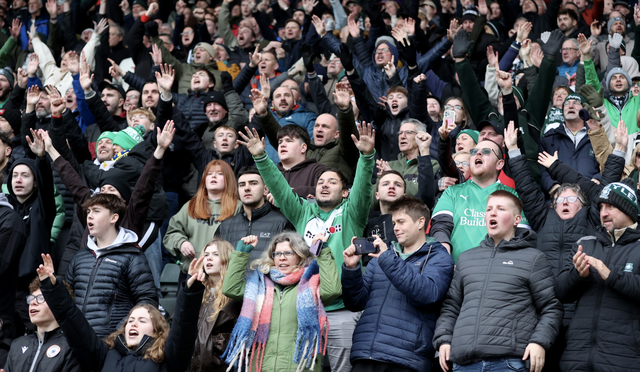  Cổ động viên Plymouth Argyle ngây ngất với chiến thắng lịch sử