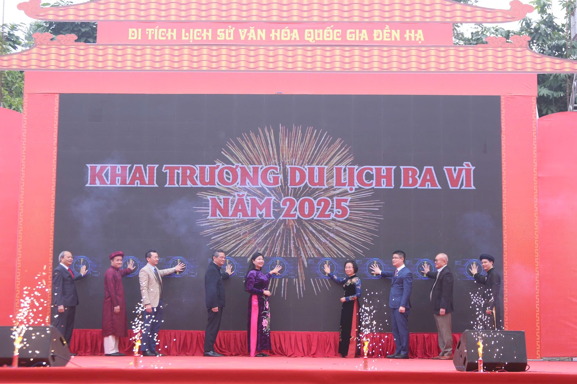  Lãnh đạo thành phố, các sở, ngành và địa phương ấn nút khai trương Năm du lịch Ba Vì 2025. Ảnh: Sơn Tùng