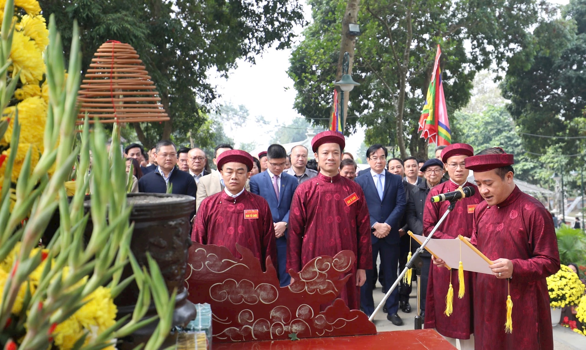  Chủ tịch UBND huyện Ba Vì và các đại biểu dâng tấu sớ tại đền Hạ. Ảnh: Sơn Tùng