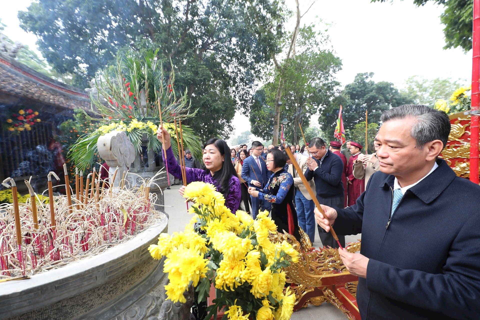  Các đại biểu dâng hương tại đền Hạ xã Minh Quang. Ảnh: Sơn Tùng