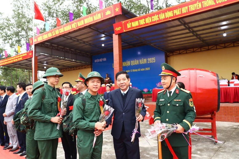  Bí thư Tỉnh ủy Bắc Giang Nguyễn Văn Gấu tặng những bó hoa tươithắm cho các chiến sĩ trẻ như lời chúc may mắn trên con đường rèn luyện, cống hiến - Ảnh: VGP/ Văn Hiền