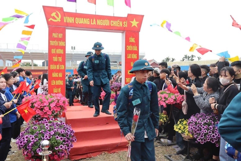  Các tân binh Hải Phòng vững vàng tiến vào cầu vinh quang, chính thức bắt đầu hành trình rèn luyện trong môi trường quân đội - Ảnh: VGP/ Văn Hiền