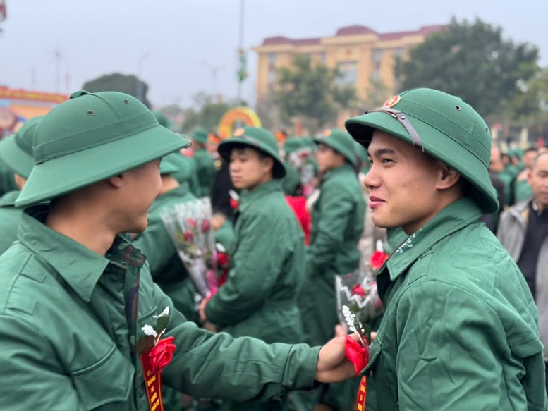  Những tân binh huyện Hàm Yên, tỉnh Tuyên Quang rạng rỡ trong ngày hội tòng quân, sẵn sàng lên đường thực hiện nghĩa vụ thiêng liêng với Tổ quốc.