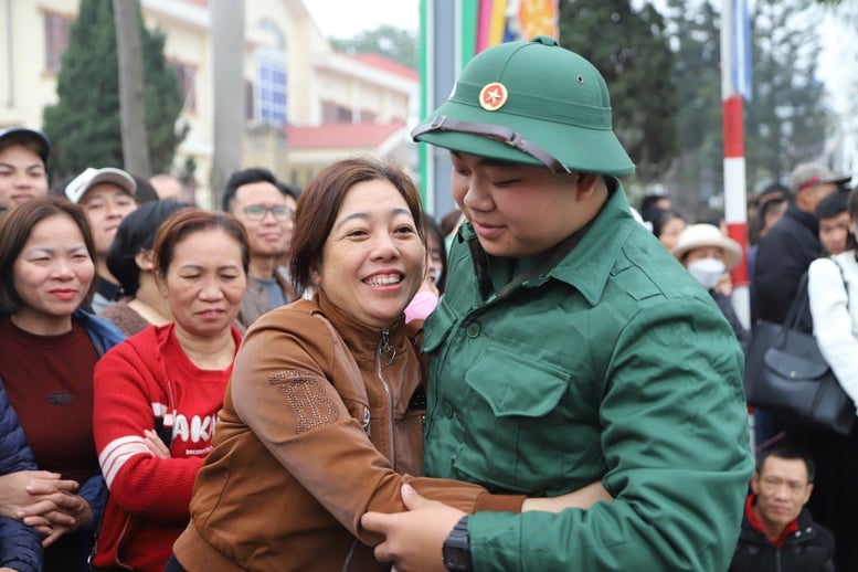  Người mẹ nghẹn ngào ôm con trai trước giờ nhập ngũ, ánh mắt đầy tự hào nhưng cũng không giấu được sự lưu luyến - Ảnh: VGP/Văn Hiền