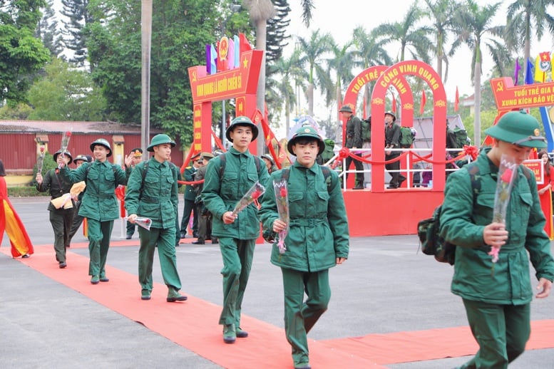  Các tân binh sẵn sàng với chặng đường phía trước, thể hiện tinh thần xung kích của tuổi trẻ - Ảnh: VGP/Văn Hiền