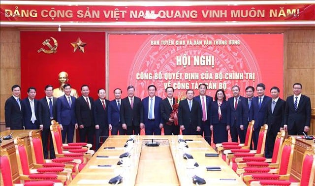  Lãnh đạo Ban Tuyên giáo và Dân vận Trung ương tặng hoa chúc mừng ông Huỳnh Thành Đạt. Ảnh: TTXVN