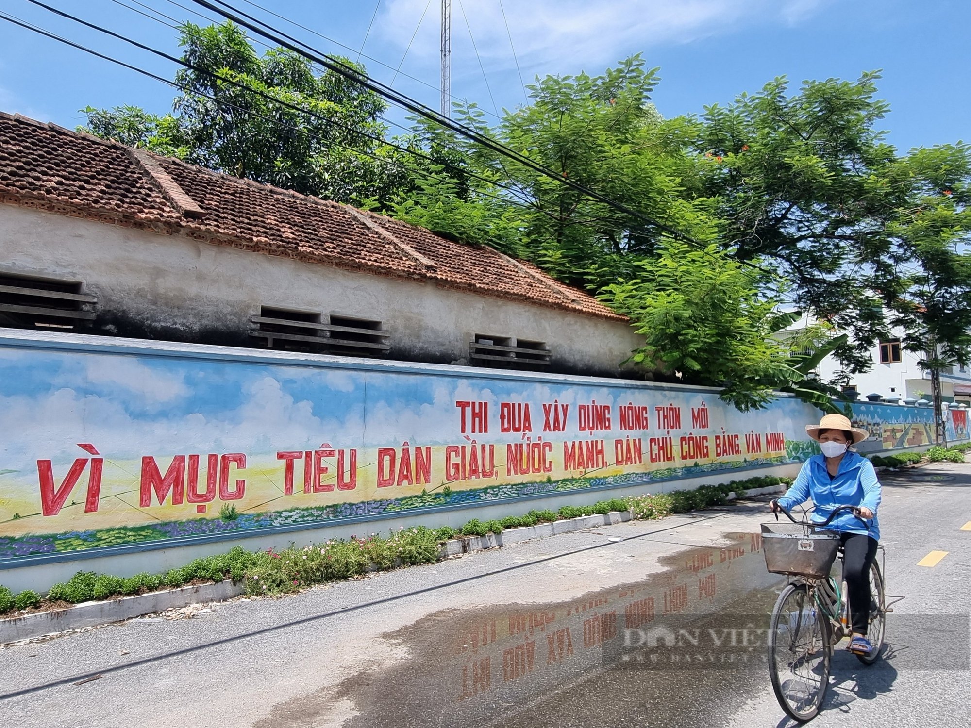  Người dân Ninh Bình hài lòng với kết quả xây dựng nông thôn mới. Ảnh: VT