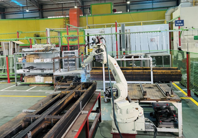 Đầu tư, ứng dụng công nghệ vào sản xuất, kinh doanh tại Nhà máy Công nghệ cao Á Châu - Khu Công nghệ cao Hòa Lạc - Ảnh: VGP/T.Giang