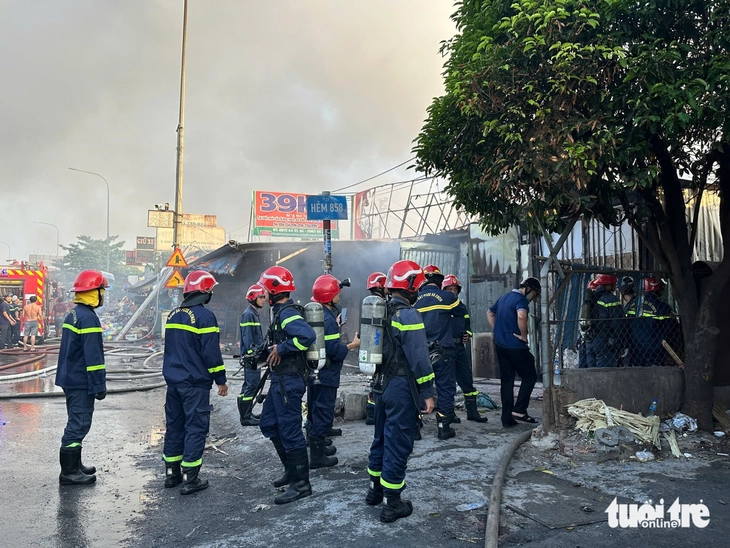  Lực lượng cứu hỏa được điều động đến thêm phun nước vào bên trong - Ảnh: VĂN NHẬT