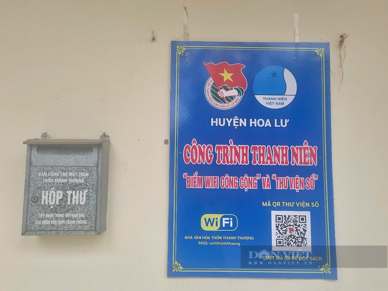  Phía trước nhà văn hóa thôn Thanh Thượng có gắn biển 'điểm wifi công cộng' cùng mã QR.