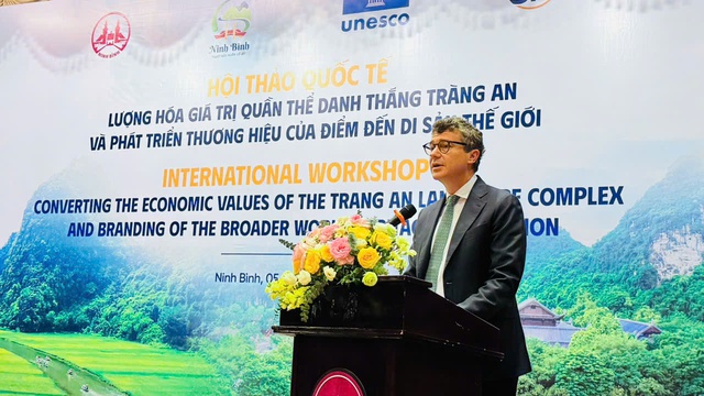  Ông Jonathan Baker, Trưởng Đại diện UNESCO tại Việt Nam, phát biểu tại hội thảo