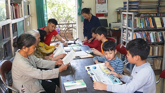  Người dân đến đọc sách ở thư viện làng Bình Vọng - Thường Tín, Hà Nội. Ảnh: Văn Học.