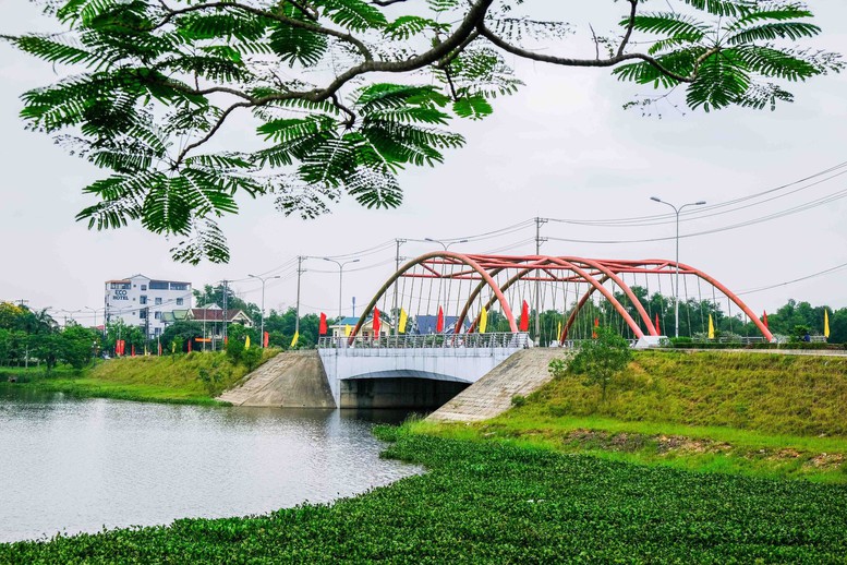  Hệ thống giao thông qua hồ Khe Chè, huyện Hải Lăng được đầu tư đồng bộ - Ảnh: Báo Quảng Trị