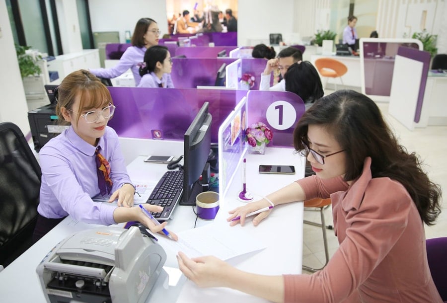  Khách hàng giao dịch tại Ngân hàng thương mại cổ phần Tiên Phong (TPBank).