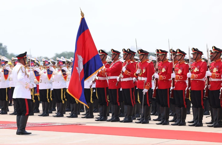 Lễ đón Chủ tịch Trung Quốc Tập Cận Bình tại sân bay quốc tế Phnom Penh - Ảnh: TÂN HOA XÃ