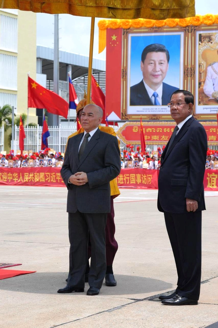 Quốc vương Campuchia Norodom Sihamoni và Chủ tịch Thượng viện Campuchia Hun Sen trong lễ đón - Ảnh: KHMER TIMES