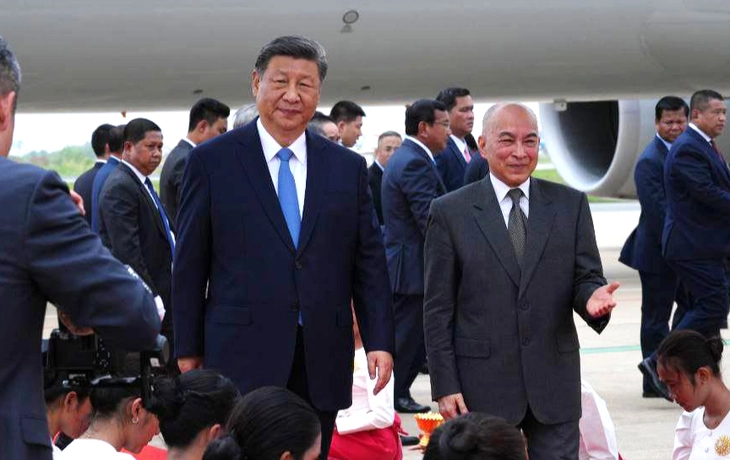 Chủ tịch Trung Quốc Tập Cận Bình và Quốc vương Campuchia Norodom Sihamoni tại sân bay quốc tế Phnom Penh - Ảnh: KHMER TIMES
