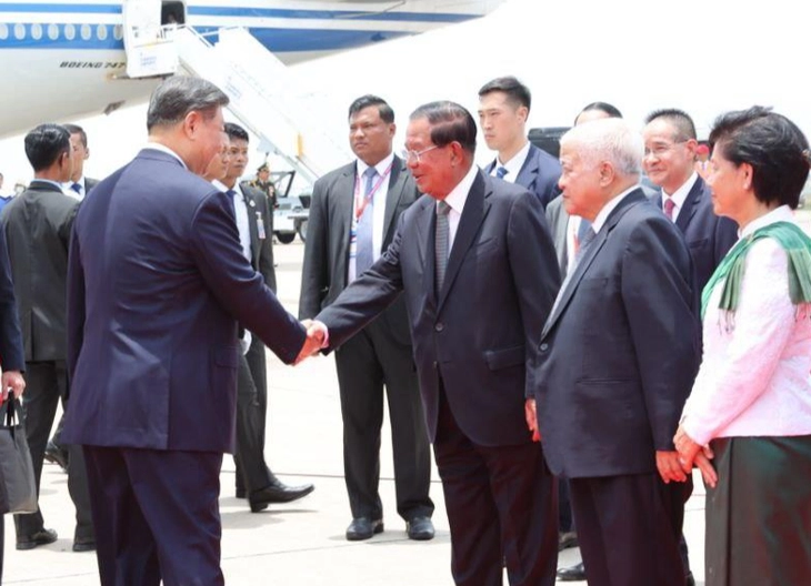 Chủ tịch Trung Quốc Tập Cận Bình bắt tay Chủ tịch Thượng viện Campuchia Hun Sen - nguyên thủ tướng Campuchia - Ảnh: KHMER TIMES