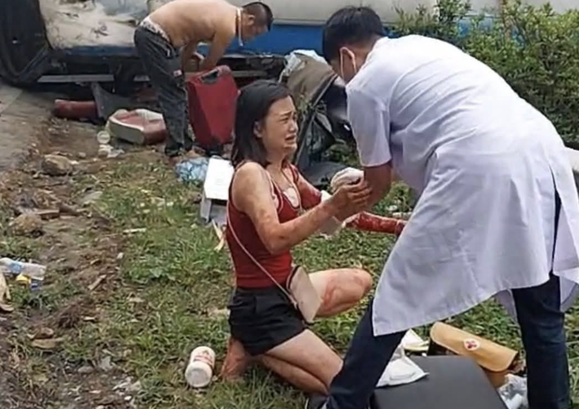Những hành khách trên chiếc xe gặp nạn đều hoảng loạn sau vụ tai nạn.