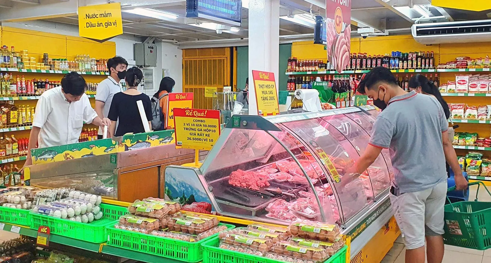 Người tiêu dùng mua sản phẩm OCOP tại siêu thị Win Mart. Ảnh: Hoài Nam