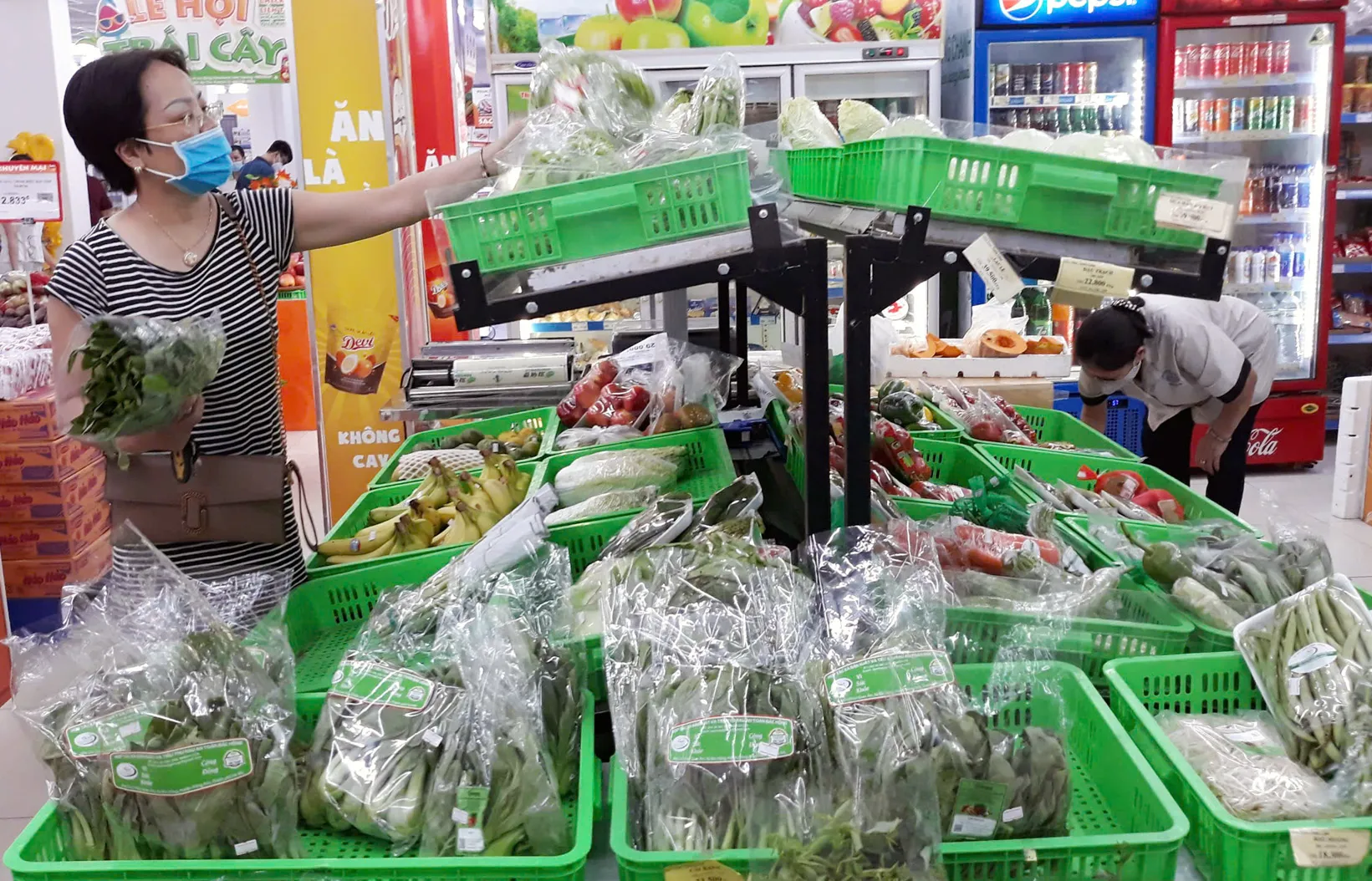 Người tiêu dùng mua rau xanh sản phẩm OCOP tại siêu thị Hapro Mart Thành Công. Ảnh: Hoài Nam
