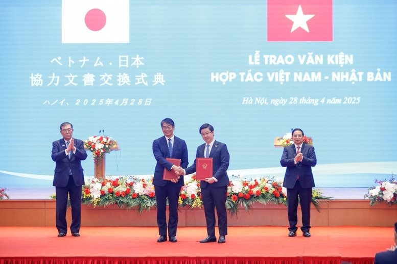 Thủ tướng Phạm Minh Chính và Thủ tướng Nhật Bản Ishiba Shigeru chứng kiến lễ trao bản ghi nhớ hợp tác giữa Bộ KH-CN Việt Nam và Bộ Giáo dục, Văn hóa, Thể thao, KH-CN Nhật Bản về hợp tác nghiên cứu và phát triển trong lĩnh vực bán dẫn