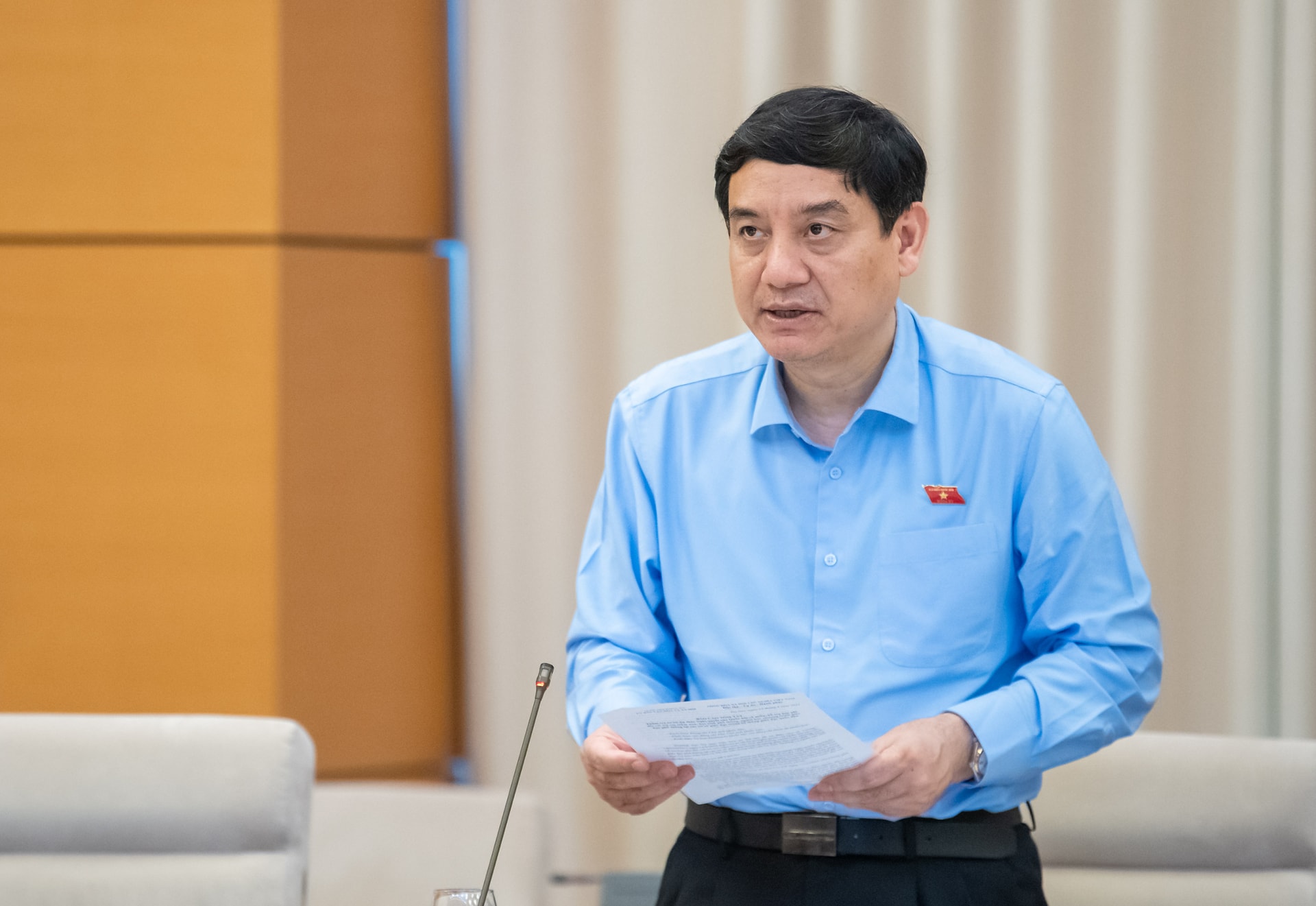 Chủ nhiệm Ủy ban Văn hóa và Xã hội của Quốc hội Nguyễn Đắc Vinh báo cáo thẩm tra. Ảnh: media.quochoi.vn