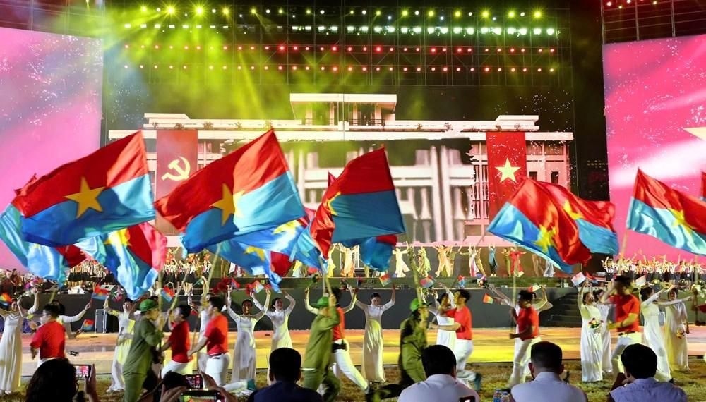 Các tiết mục trong chương trình “Mùa xuân thống nhất” được dàn dựng công phu, kết hợp hài hòa giữa truyền thống và hiện đại. Ảnh: Trần Huấn